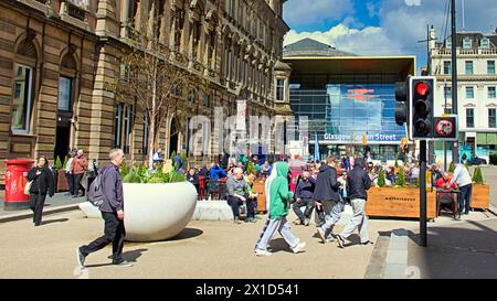 Glasgow, Schottland, Großbritannien. 16h April 2024: Wetter in Großbritannien: Sonniger george Square. Sonnig in der Stadt, während die Leute auf der Buchanan Street, der Einkaufshauptstadt und der stilvollen Meile Schottlands, spazierten. Credit Gerard Ferry/Alamy Live News Stockfoto