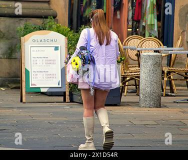 Glasgow, Schottland, Großbritannien. 16h April 2024: Wetter in Großbritannien: Sonnig in der Stadt, während die Leute auf der Buchanan Street, der Shoppinghauptstadt und der stilvollen Meile Schottlands, spazierten. Credit Gerard Ferry/Alamy Live News Stockfoto