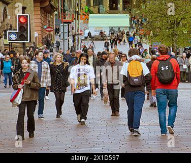 Glasgow, Schottland, Großbritannien. 16h April 2024: Wetter in Großbritannien: Sonnig in der Stadt, während die Leute auf der Buchanan Street, der Shoppinghauptstadt und der stilvollen Meile Schottlands, spazierten. Credit Gerard Ferry/Alamy Live News Stockfoto