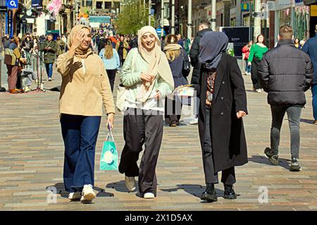 Glasgow, Schottland, Großbritannien. 16h April 2024: Wetter in Großbritannien: Sonnig in der Stadt, während die Leute auf der Buchanan Street, der Shoppinghauptstadt und der stilvollen Meile Schottlands, spazierten. Credit Gerard Ferry/Alamy Live News Stockfoto