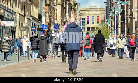 Glasgow, Schottland, Großbritannien. 16h April 2024: Wetter in Großbritannien: Sonnig in der Stadt, während die Leute auf der Buchanan Street, der Shoppinghauptstadt und der stilvollen Meile Schottlands, spazierten. Credit Gerard Ferry/Alamy Live News Stockfoto