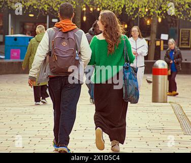 Glasgow, Schottland, Großbritannien. 16h April 2024: Wetter in Großbritannien: Sonnig in der Stadt, während die Leute auf der Buchanan Street, der Shoppinghauptstadt und der stilvollen Meile Schottlands, spazierten. Credit Gerard Ferry/Alamy Live News Stockfoto