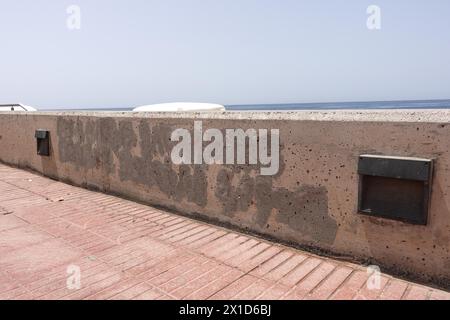 Palm-Mar, Teneriffa, 16. April 2024 - in Palm-Mar, Teneriffa wurde Graffiti von Beamten überstrichen, auf dem einst "durchschnittliches Gehalt auf den Kanarischen Inseln 1.200E" stand. - Anti-Touristen-Graffiti, die an den Wänden des Badeortes Palm-Mar im Süden der Insel Teneriffa gekrabbelt wurden, wurden von Beamten überstrichen, die versuchen, die kleine Stadt als "touristisch freundlich" zu bezeichnen. Mehrere Botschaften wurden vor Wochen auf Mauern und Bänken gesprüht; allerdings deckt nun die betroffenen Gebiete mit neuer weißer Farbe ab, und ein Slogan mit der Aufschrift „durchschnittliches Gehalt auf den Kanarischen Inseln 1,200E“ wurde jetzt mit grauer Farbe überzogen. Credi Stockfoto