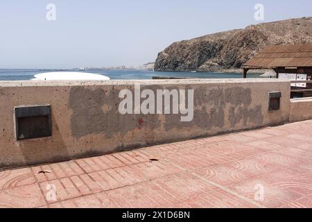 Palm-Mar, Teneriffa, 16. April 2024 - in Palm-Mar, Teneriffa wurde Graffiti von Beamten überstrichen, auf dem einst "durchschnittliches Gehalt auf den Kanarischen Inseln 1.200E" stand. - Anti-Touristen-Graffiti, die an den Wänden des Badeortes Palm-Mar im Süden der Insel Teneriffa gekrabbelt wurden, wurden von Beamten überstrichen, die versuchen, die kleine Stadt als "touristisch freundlich" zu bezeichnen. Mehrere Botschaften wurden vor Wochen auf Mauern und Bänken gesprüht; allerdings deckt nun die betroffenen Gebiete mit neuer weißer Farbe ab, und ein Slogan mit der Aufschrift „durchschnittliches Gehalt auf den Kanarischen Inseln 1,200E“ wurde jetzt mit grauer Farbe überzogen. Credi Stockfoto