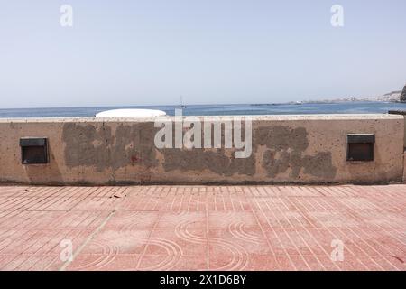 Palm-Mar, Teneriffa, 16. April 2024 - in Palm-Mar, Teneriffa wurde Graffiti von Beamten überstrichen, auf dem einst "durchschnittliches Gehalt auf den Kanarischen Inseln 1.200E" stand. - Anti-Touristen-Graffiti, die an den Wänden des Badeortes Palm-Mar im Süden der Insel Teneriffa gekrabbelt wurden, wurden von Beamten überstrichen, die versuchen, die kleine Stadt als "touristisch freundlich" zu bezeichnen. Mehrere Botschaften wurden vor Wochen auf Mauern und Bänken gesprüht; allerdings deckt nun die betroffenen Gebiete mit neuer weißer Farbe ab, und ein Slogan mit der Aufschrift „durchschnittliches Gehalt auf den Kanarischen Inseln 1,200E“ wurde jetzt mit grauer Farbe überzogen. Credi Stockfoto