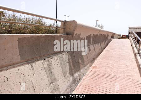 Palm-Mar, Teneriffa, 16. April 2024 - Anti-Touristen-Graffiti, die an Wänden im Strandresort Palm-Mar im Süden der Insel Teneriffa gekrabbelt wurden, wurden von Beamten überstrichen, die versuchen, die kleine Stadt als "touristisch freundlich" zu bezeichnen. mehrere Botschaften wurden vor Wochen an Wände und Bänke gesprüht. allerdings deckt nun die betroffenen Gebiete mit neuer weißer Farbe ab, und ein Slogan mit der Aufschrift „durchschnittliches Gehalt auf den Kanarischen Inseln 1,200E“ wurde jetzt mit grauer Farbe überzogen. Quelle: Stop Press Media/Alamy Live News Stockfoto