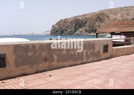 Palm-Mar, Teneriffa, 16. April 2024 - in Palm-Mar, Teneriffa wurde Graffiti von Beamten überstrichen, auf dem einst "durchschnittliches Gehalt auf den Kanarischen Inseln 1.200E" stand. - Anti-Touristen-Graffiti, die an den Wänden des Badeortes Palm-Mar im Süden der Insel Teneriffa gekrabbelt wurden, wurden von Beamten überstrichen, die versuchen, die kleine Stadt als "touristisch freundlich" zu bezeichnen. Mehrere Botschaften wurden vor Wochen auf Mauern und Bänken gesprüht; allerdings deckt nun die betroffenen Gebiete mit neuer weißer Farbe ab, und ein Slogan mit der Aufschrift „durchschnittliches Gehalt auf den Kanarischen Inseln 1,200E“ wurde jetzt mit grauer Farbe überzogen. Credi Stockfoto