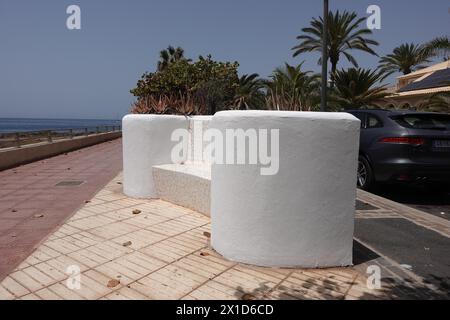 Palm-Mar, Teneriffa, 16. April 2024 - die mit anti-touristischen Graffitis bedeckten Bänke am Meer haben eine neue Farbe auf den Slogans in Palm-Mar, Teneriffa. - Anti-Touristen-Graffiti, die an den Wänden des Badeortes Palm-Mar im Süden der Insel Teneriffa gekrabbelt wurden, wurden von Beamten überstrichen, die versuchen, die kleine Stadt als "touristisch freundlich" zu bezeichnen. Mehrere Botschaften wurden vor Wochen auf Mauern und Bänken gesprüht; allerdings deckt nun neue weiße Farbe die betroffenen Gebiete ab, und ein Slogan mit der Aufschrift „durchschnittliches Gehalt auf den Kanarischen Inseln 1,200E“ wurde nun mit grauem p überzogen Stockfoto