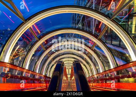 Rolltreppe im Centre Pompidou (oder Beaubourg) bei Nacht in Paris, farbenfrohe abstrakte Architekturfotografie Stockfoto
