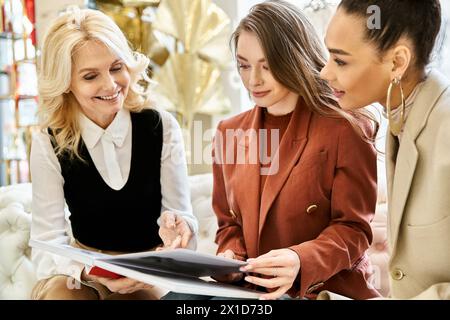 Eine Gruppe von Frauen, darunter eine junge Braut, die sich an lebhaften Diskussionen und Planungen am Tisch beteiligt. Stockfoto