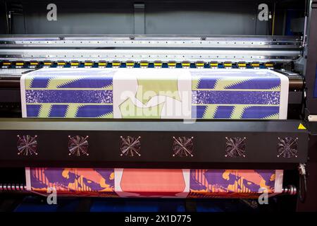 Sublimationsdrucker Druck T-Shirt Show in der Bekleidungs- und Textilindustrie. Stockfoto