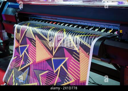 Digitaler Hybrid-Textildrucker. Farbsublimationsdruckmaschine. Stockfoto