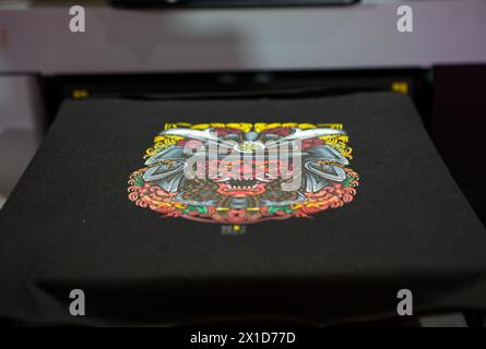 Sublimationsdrucker Druck T-Shirt Show in der Bekleidungs- und Textilindustrie. Stockfoto