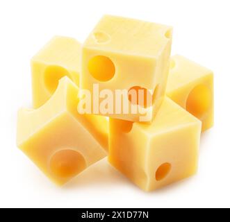 Emmental- oder Maasdam-Käsewürfel isoliert auf weißem Hintergrund. Stockfoto
