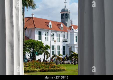 Jakarta Geschichtsmuseum (niederländisches Kolonialgebäude) in einem weißen Säulenrahmen, in Kota Tua (Altstadt Batavia), Jakarta, Indonesien Stockfoto