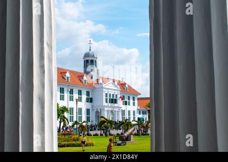 Jakarta Geschichtsmuseum (niederländisches Kolonialgebäude) in einem weißen Säulenrahmen, in Kota Tua (Altstadt Batavia), Jakarta, Indonesien Stockfoto