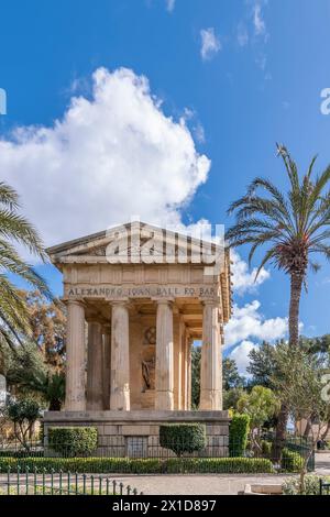 Das Denkmal für Sir Alexander Ball ist ein neoklassizistisches Denkmal in den unteren Barrakka Gardens in Valletta, Malta Stockfoto