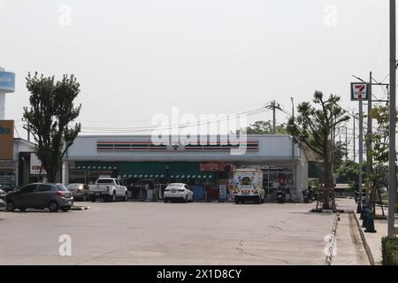 Chiangmai, Thailand - 26. März 2024: 7-11 Store. Lage an der Straße Nr. 121. Etwa 6 km von chiangmai entfernt. Chiangmai, Thailand. Stockfoto