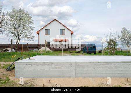 Die Grundmauern für das Haus werden gelegt. Bauarbeiten. Fundamente für die Hütte Stockfoto