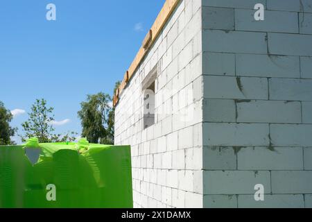 Bau eines Landhauses aus Gassilikatblöcken. Baustelle Stockfoto