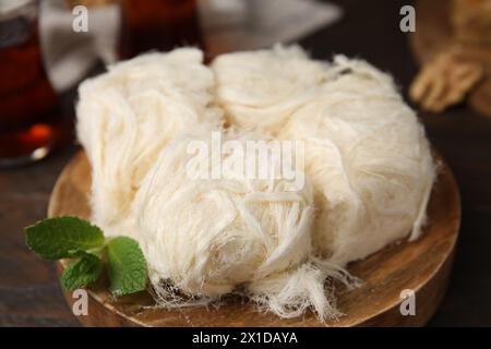 Östliche Süßigkeiten. Leckerer iranischer Paschmak auf Holztisch, Nahaufnahme Stockfoto