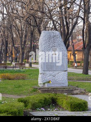 Vidin, Bulgarien - 16. März 2024: Denkmal der Dankbarkeit Landmark Stein am Rova Park Frühlingstag. Stockfoto