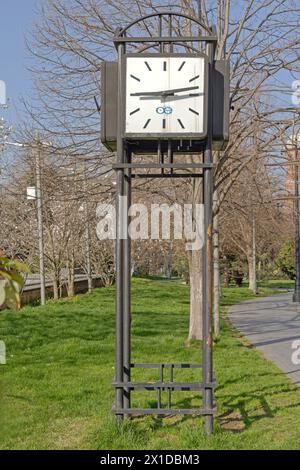 Craiova, Rumänien - 16. März 2024: Kostenlose öffentliche Uhr am sonnigen Frühlingstag im Stadtpark. Stockfoto