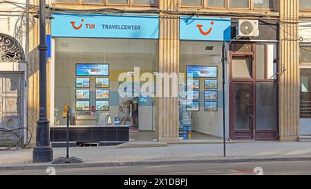 Craiova, Rumänien - 16. März 2024: TUI Travel Center Holidays Agency in Alexandru Ioan Cuza Street. Stockfoto