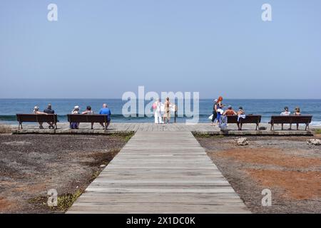 Los Cristianos, Teneriffa, 16. April 2024 - Touristen genießen Sonne, Sand und Meer in Los Cristianos auf Teneriffa, trotz anti-touristischer Wut unter einigen Einheimischen. Quelle: Stop Press Media/Alamy Live News Stockfoto