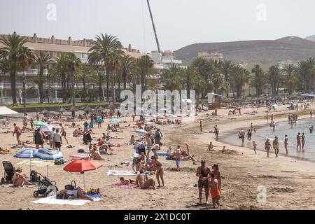 Los Cristianos, Teneriffa, 16. April 2024 - Touristen genießen Sonne, Sand und Meer in Los Cristianos auf Teneriffa, trotz anti-touristischer Wut unter einigen Einheimischen. Quelle: Stop Press Media/Alamy Live News Stockfoto