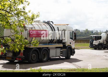 Little Marlow, Großbritannien. April 2024. Die Abwasseraufbereitung von Thames Water Little Marlow wird in Little Marlow, Buckinghamshire, betrieben. Nach 16 Stunden Einleitungen von Sturmwasser einschließlich Abwasser in die Themse unterhalb ihrer Abwasserwerke haben Wassertests, die vom Naturforscher Steve Backshall organisiert wurden, ein alarmierendes Ausmaß an Verschmutzung festgestellt. Die unabhängigen Tests an dem angesteckten Wasser wurden von der Universität Bagnor durchgeführt und die Ergebnisse fanden Nitrate in „umweltschädlichen Niveaus“, Norovirus, sehr hohe Konzentrationen von E. coli und Enterovirus. Die Schlussfolgerungen sind das Stockfoto