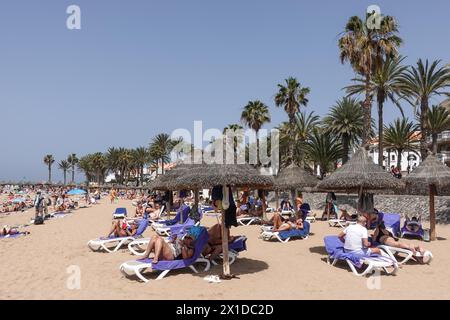 Los Cristianos, Teneriffa, 16. April 2024 - Touristen genießen Sonne, Sand und Meer in Los Cristianos auf Teneriffa, trotz anti-touristischer Wut unter einigen Einheimischen. Quelle: Stop Press Media/Alamy Live News Stockfoto