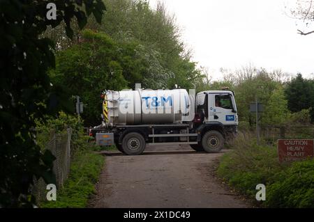 Little Marlow, Großbritannien. April 2024. Die Abwasseraufbereitung von Thames Water Little Marlow wird in Little Marlow, Buckinghamshire, betrieben. Nach 16 Stunden Einleitungen von Sturmwasser einschließlich Abwasser in die Themse unterhalb ihrer Abwasserwerke haben Wassertests, die vom Naturforscher Steve Backshall organisiert wurden, ein alarmierendes Ausmaß an Verschmutzung festgestellt. Die unabhängigen Tests an dem angesteckten Wasser wurden von der Universität Bagnor durchgeführt und die Ergebnisse fanden Nitrate in „umweltschädlichen Niveaus“, Norovirus, sehr hohe Konzentrationen von E. coli und Enterovirus. Die Schlussfolgerungen sind das Stockfoto