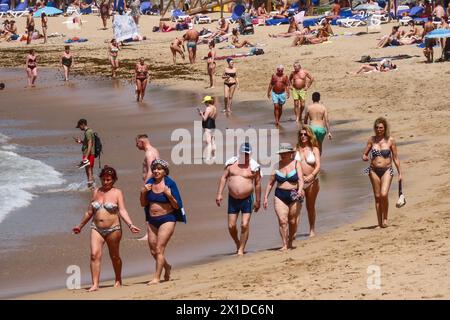 Los Cristianos, Teneriffa, 16. April 2024 - Touristen genießen Sonne, Sand und Meer in Los Cristianos auf Teneriffa, trotz anti-touristischer Wut unter einigen Einheimischen. Quelle: Stop Press Media/Alamy Live News Stockfoto