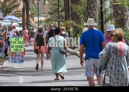 Los Cristianos, Teneriffa, 16. April 2024 - Touristen genießen Sonne, Sand und Meer in Los Cristianos auf Teneriffa, trotz anti-touristischer Wut unter einigen Einheimischen. Quelle: Stop Press Media/Alamy Live News Stockfoto