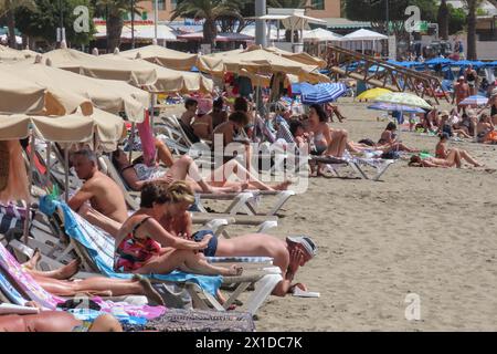 Los Cristianos, Teneriffa, 16. April 2024 - Touristen genießen Sonne, Sand und Meer in Los Cristianos auf Teneriffa, trotz anti-touristischer Wut unter einigen Einheimischen. Quelle: Stop Press Media/Alamy Live News Stockfoto