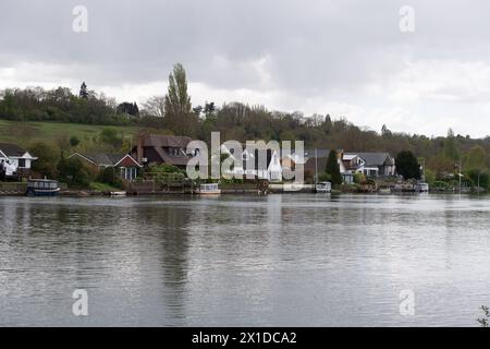 Little Marlow, Großbritannien. April 2024. Die Themse stromabwärts der Thames Water Little Marlow Kläranlage in Little Marlow, Buckinghamshire. Nach 16 Stunden Einleitungen von Sturmwasser einschließlich Abwasser in die Themse unterhalb ihrer Abwasserwerke haben Wassertests, die vom Naturforscher Steve Backshall organisiert wurden, ein alarmierendes Ausmaß an Verschmutzung festgestellt. Die unabhängigen Tests an dem angesteckten Wasser wurden von der Universität Bagnor durchgeführt und die Ergebnisse fanden Nitrate in „umweltschädlichen Niveaus“, Norovirus, sehr hohe Konzentrationen von E. coli und Stockfoto