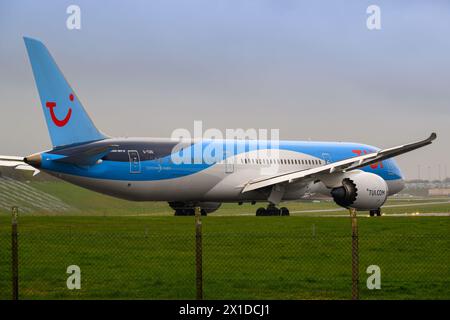 Ein TUI Boeing 787-9 Dreamliner bereitet sich auf den Start auf der Landebahn 15 am Flughafen Birmingham, Birmingham, England vor Stockfoto