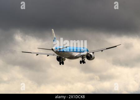 Eine KLM Royal Dutch Airlines Embraer E195-E2 bei finalem Anflug auf Start- und Landebahn 15 am Flughafen Birmingham, Birmingham, England Stockfoto