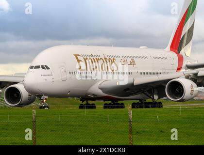 Ein kürzlich landeter Emirates Airbus A380-800, der auf der Landebahn 33 am Flughafen Birmingham, Birmingham, England, fährt Stockfoto