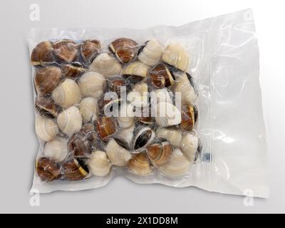 Gefrorene Muscheln in vakuumversiegelter Verpackung für Sous-Vide-Kochen, isoliert auf weiß, Schneidepfad im Lieferumfang enthalten Stockfoto
