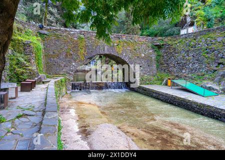 Wasserdurchgangskanal zum Strand des Flusses Senhora da Piedade in Serra da Lousã, Portugal Stockfoto