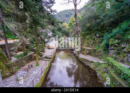 Wasserdurchgangskanal zum Strand des Flusses Senhora da Piedade in Serra da Lousã, Portugal Stockfoto