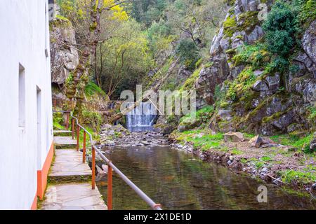 Wasserdurchgangskanal zum Strand des Flusses Senhora da Piedade in Serra da Lousã, Portugal Stockfoto