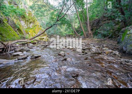 Wasserdurchgangskanal zum Strand des Flusses Senhora da Piedade in Serra da Lousã, Portugal Stockfoto