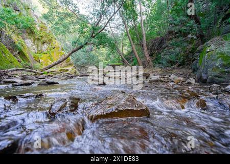 Wasserdurchgangskanal zum Strand des Flusses Senhora da Piedade in Serra da Lousã, Portugal Stockfoto