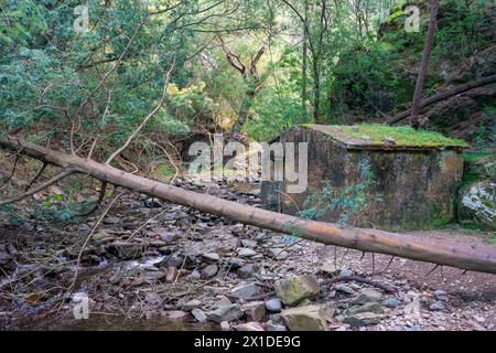 Wasserdurchgangskanal zum Strand des Flusses Senhora da Piedade in Serra da Lousã, Portugal. Stockfoto