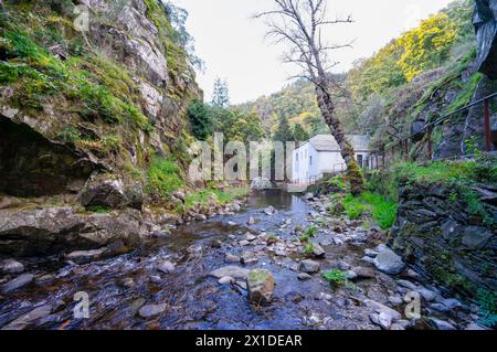 Wasserdurchgangskanal zum Strand des Flusses Senhora da Piedade in Serra da Lousã, Portugal Stockfoto