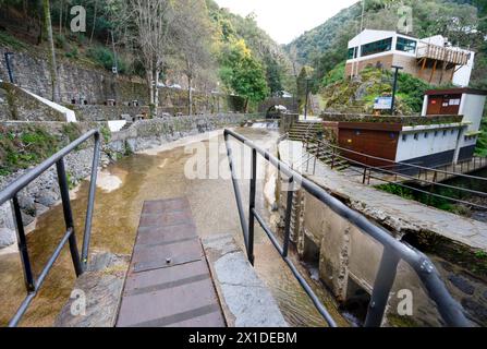 SRA da Piedade Holzsteg in Serra da Lousã-Portugal. Stockfoto