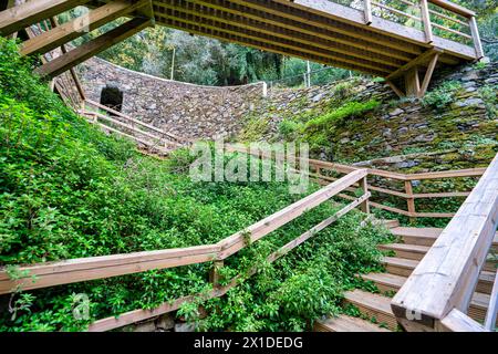 SRA da Piedade Holzsteg in Serra da Lousã-Portugal. Stockfoto